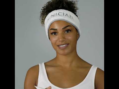 Video of woman applying Skinician Revitalising Day Moisturiser to her skin